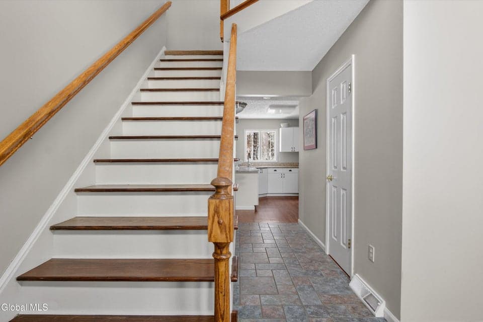 83 Cobble Hill Drive, photo 3