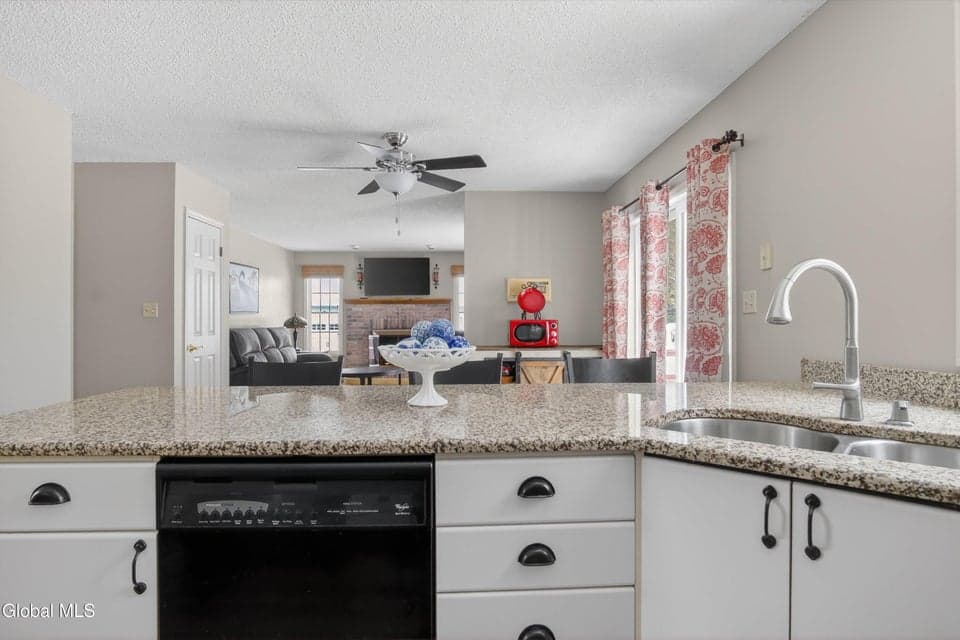 83 Cobble Hill Drive, photo 5