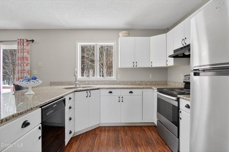 83 Cobble Hill Drive, photo 4