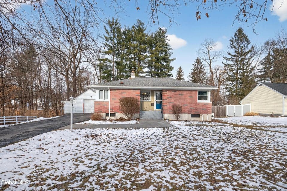 27 McMillen Place, photo 1