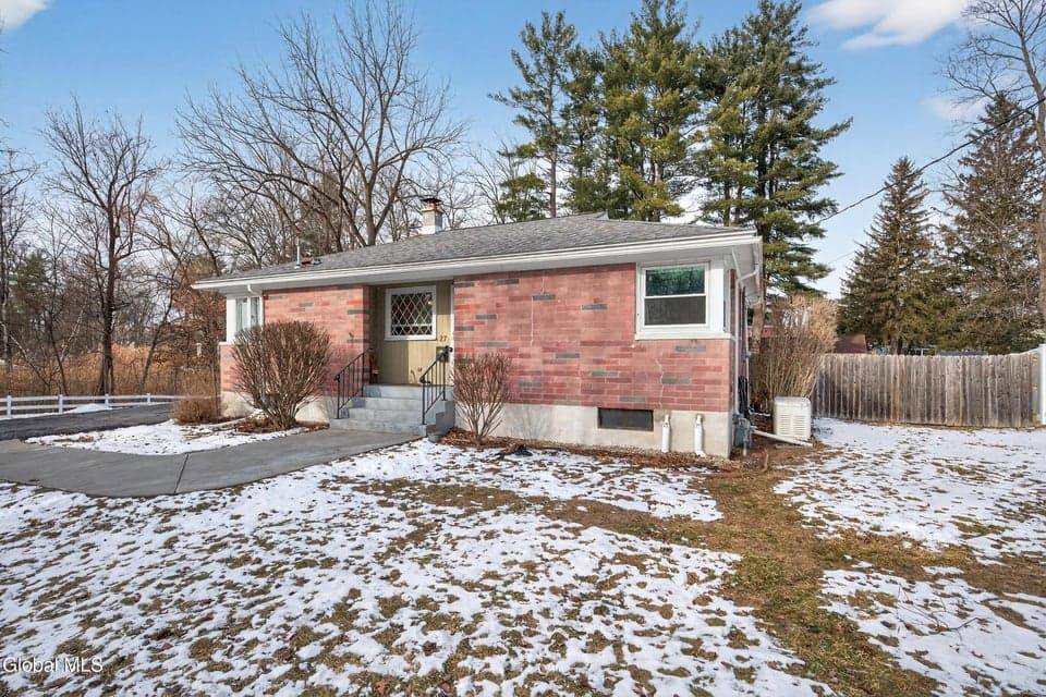 27 McMillen Place, photo 2