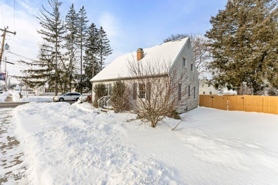 985 Hudson Avenue, photo 2