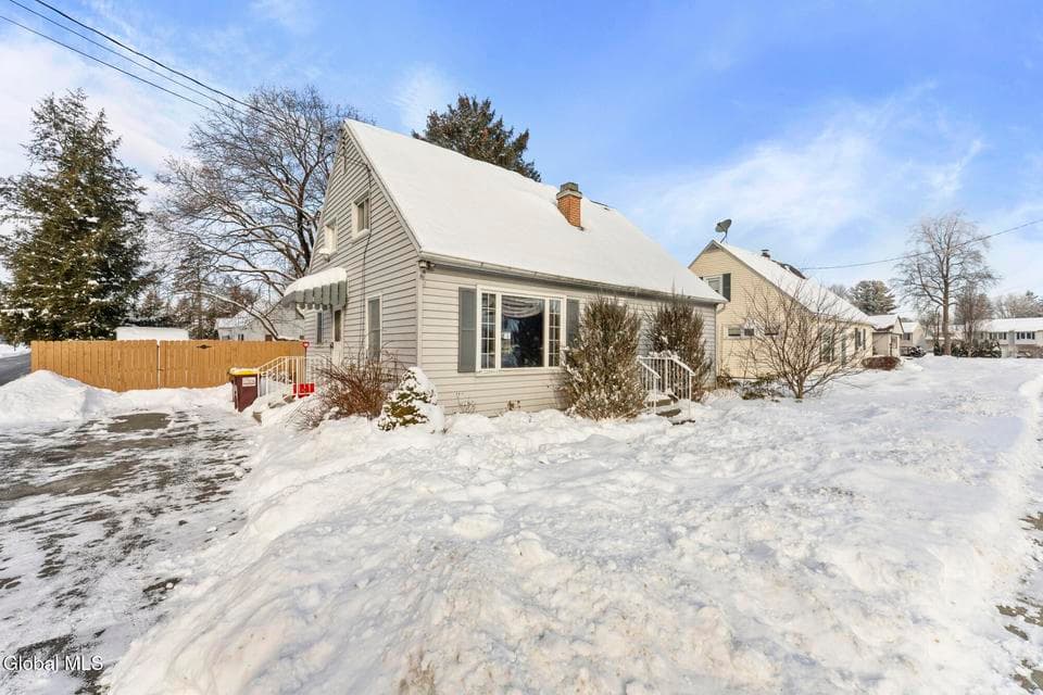985 Hudson Avenue, photo 3