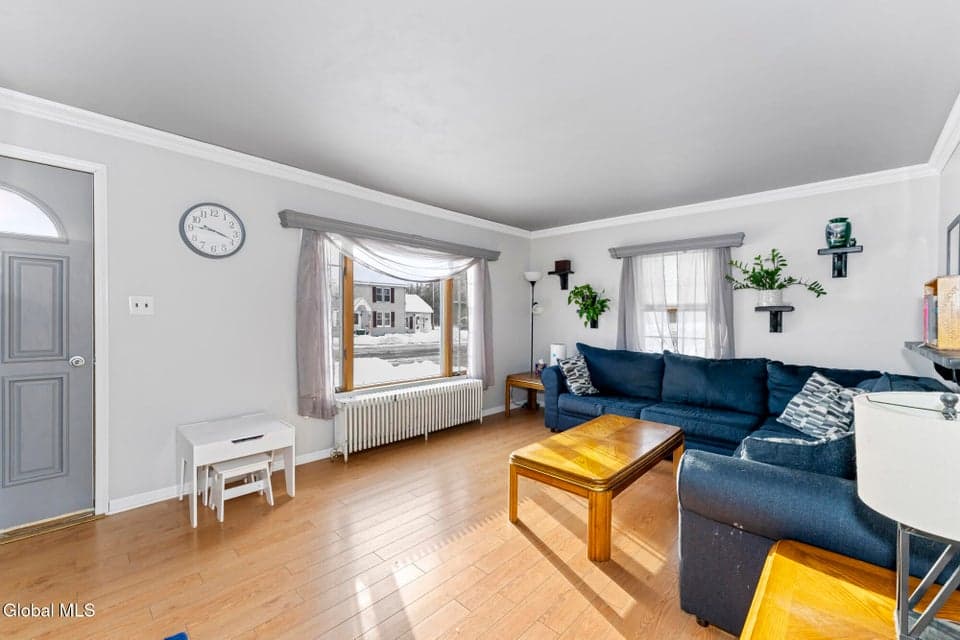 985 Hudson Avenue, photo 5