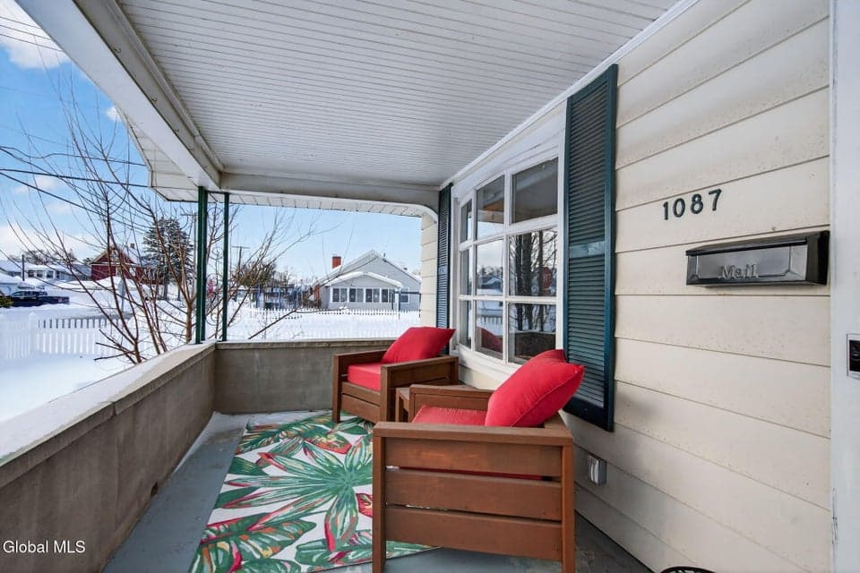 1087 Laura Street, photo 3