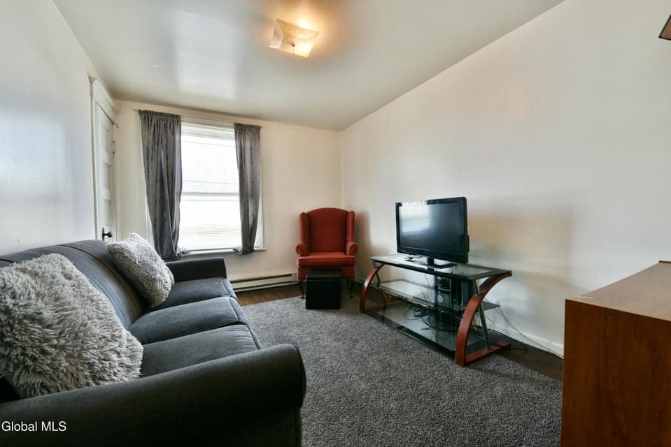 4 1/2 Hibbard Street, photo 3