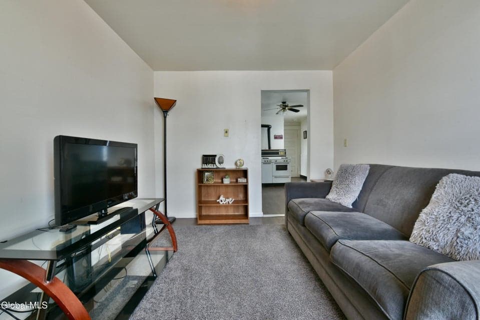 4 1/2 Hibbard Street, photo 4