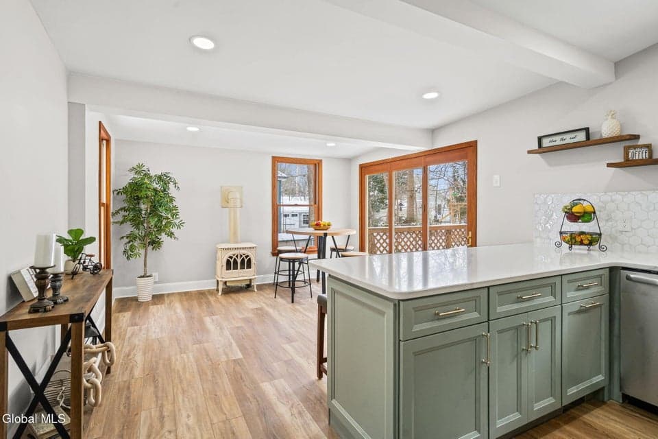 4 Saratoga Avenue, photo 5