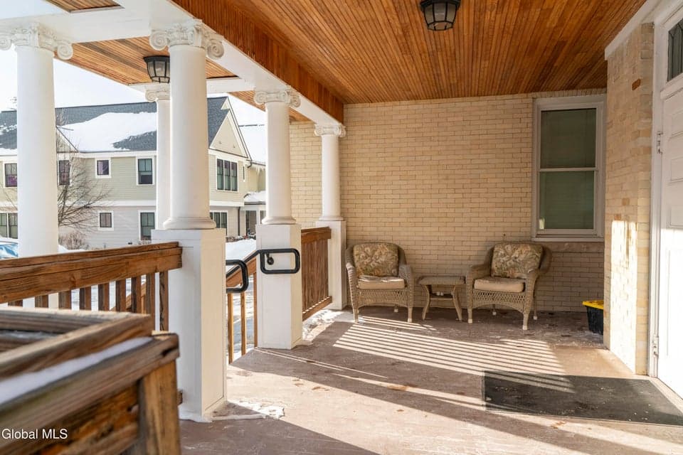 48 Union Ave, photo 5