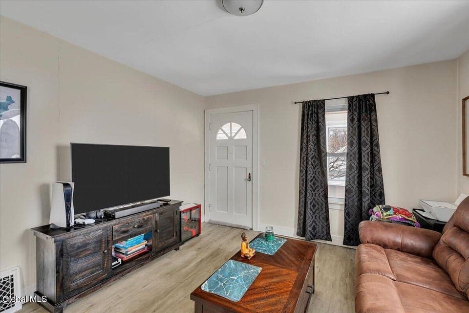 10 Leonard Avenue, photo 3
