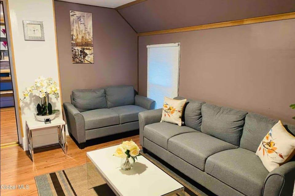 68 E Pine Street, photo 3