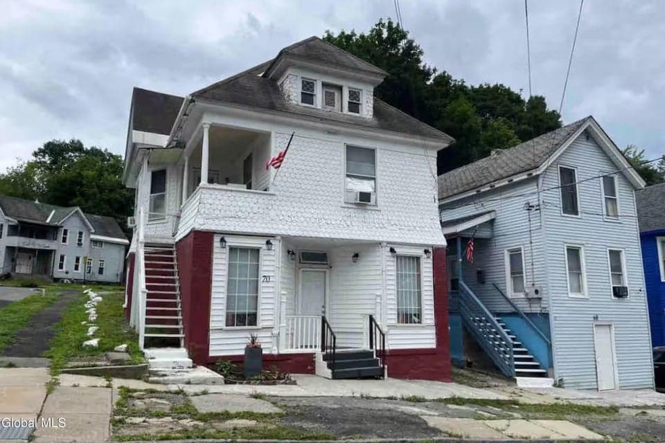 68 E Pine Street, photo 1