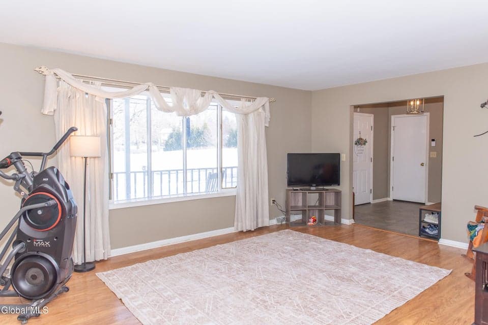 307 Debbie Drive, photo 3