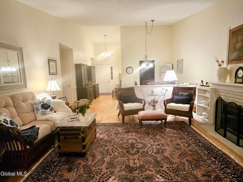 45 Walker Lane, photo 3