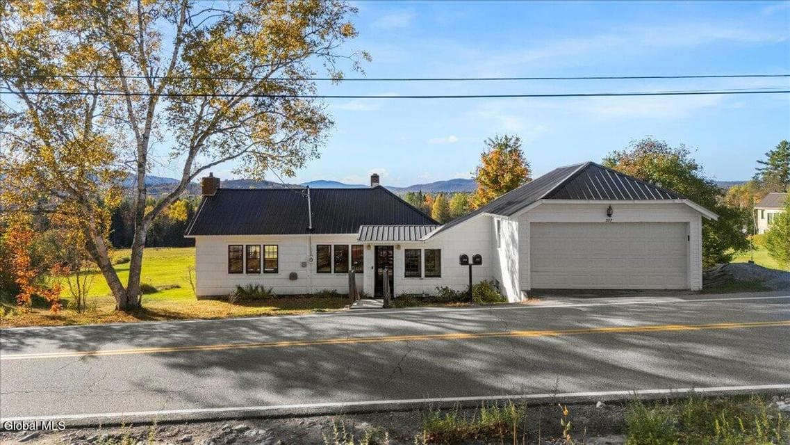 387 Chamberlain Road, photo 1