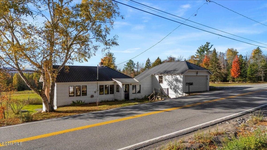 387 Chamberlain Road, photo 3