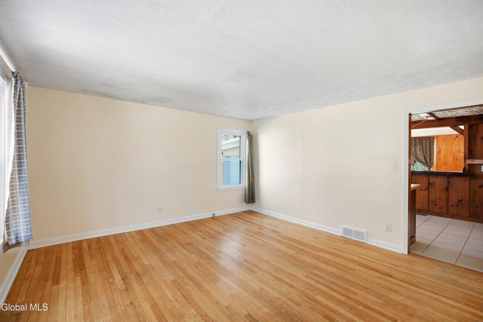37 Rooney Avenue, photo 4