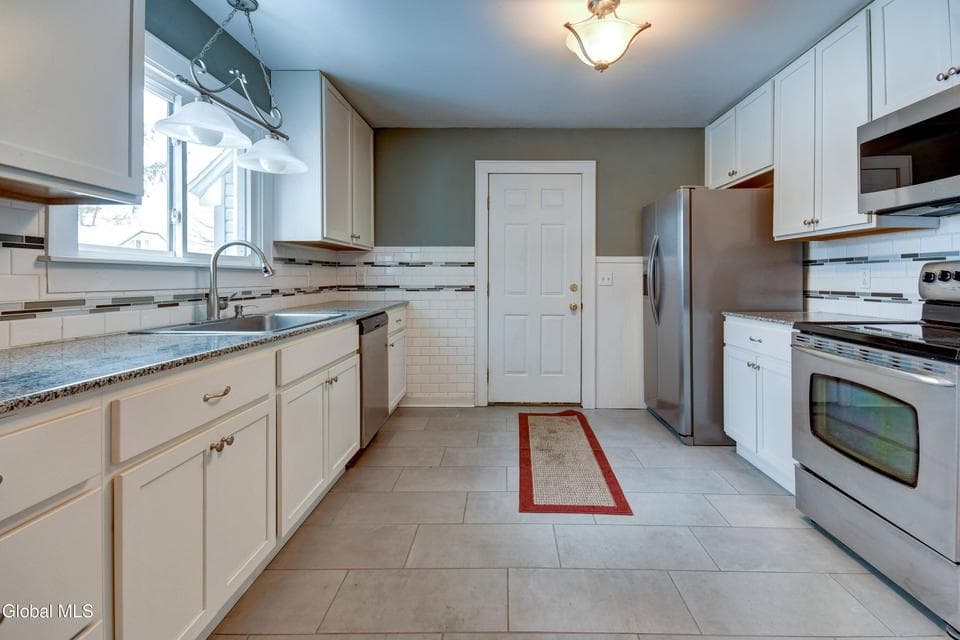 110 E Montgomery Street, photo 3