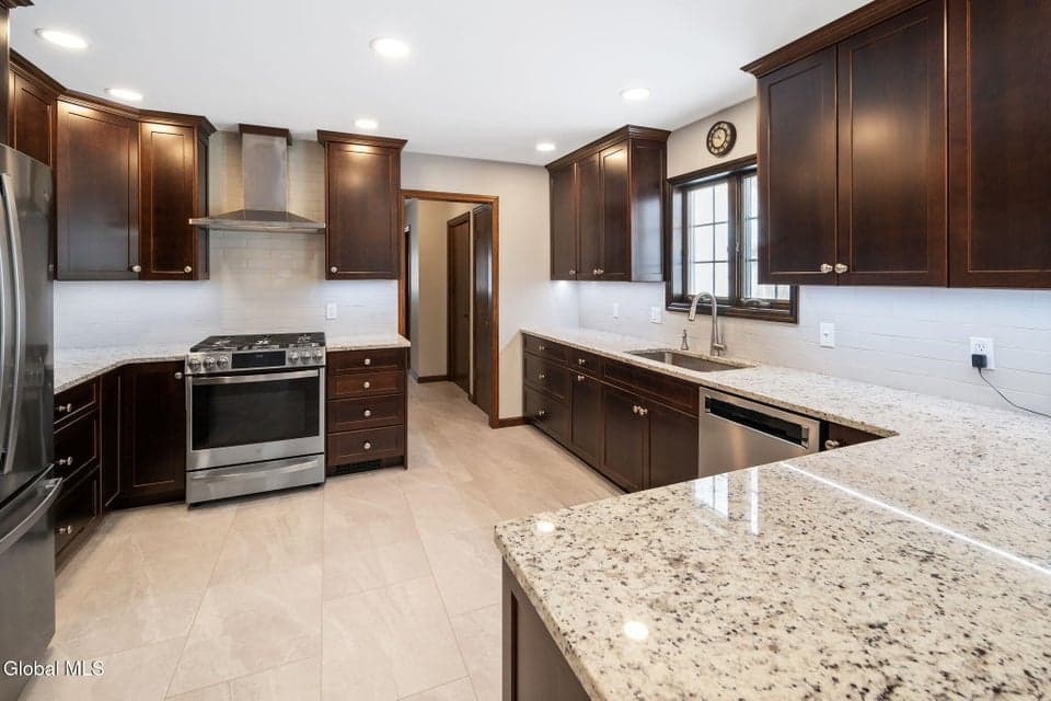 214 Benjamin Street, photo 3