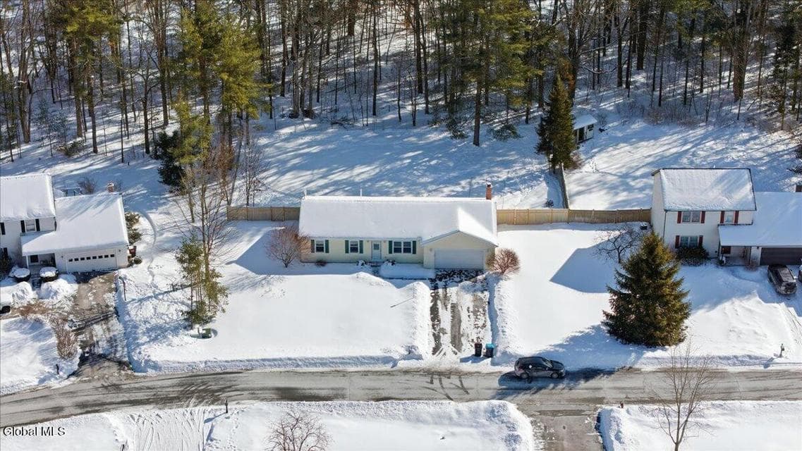 21 Pinewood Hollow Road, photo 1