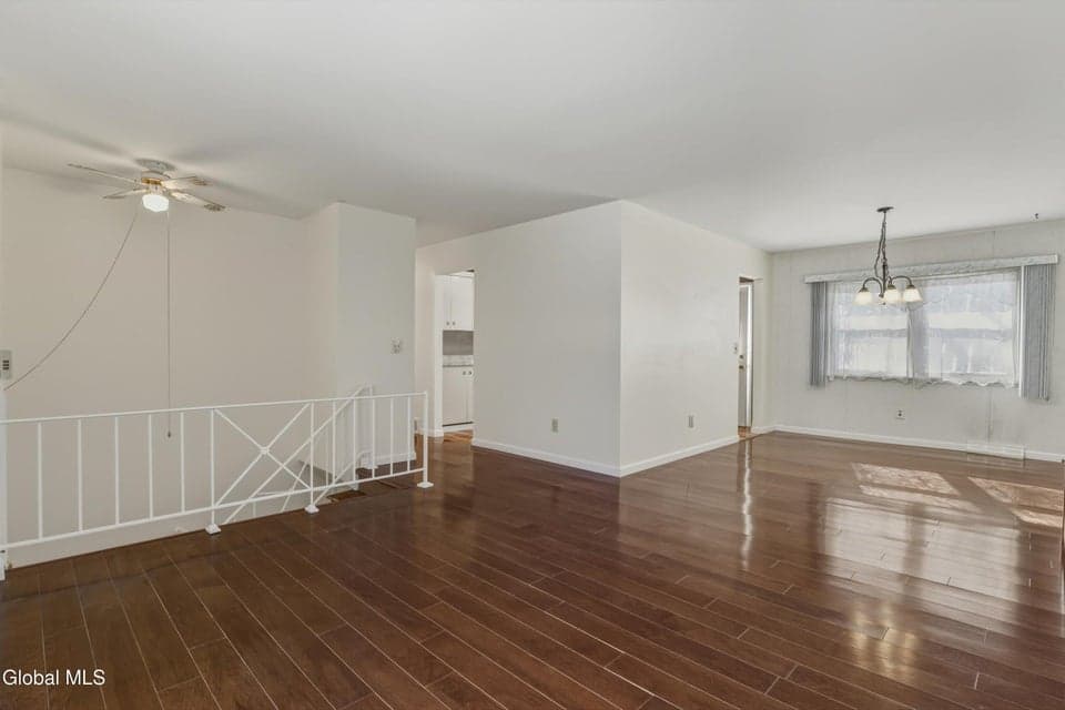 122 Springhollow Drive, photo 2