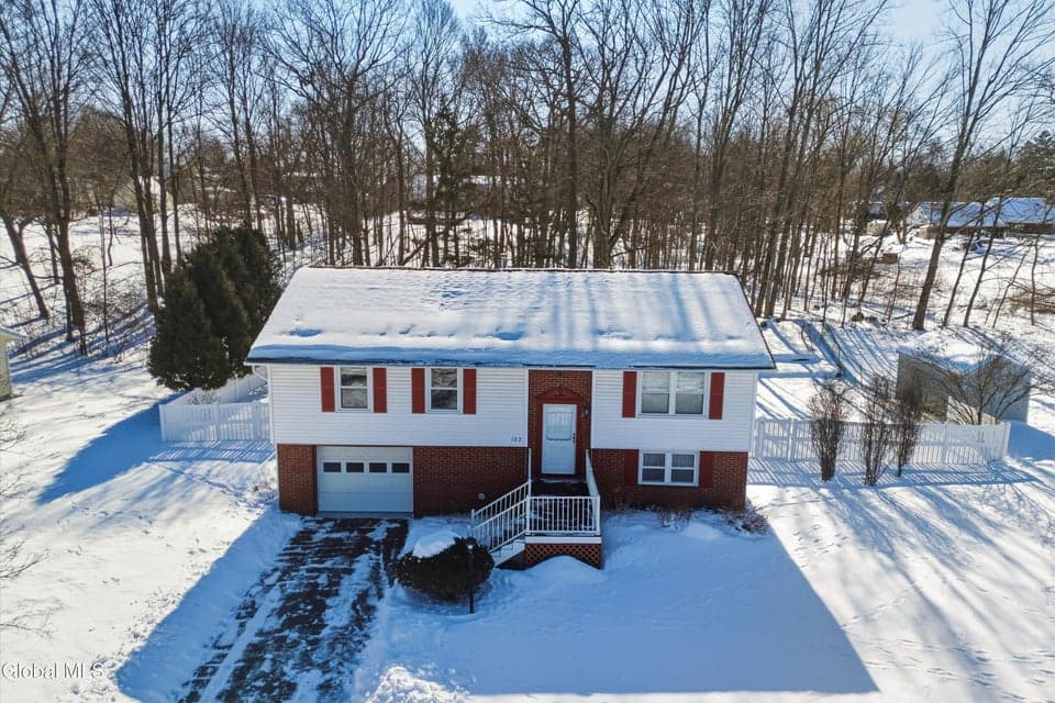 122 Springhollow Drive, photo 1