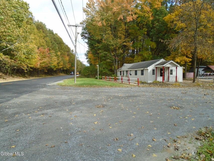 588 Lake Avenue, photo 2