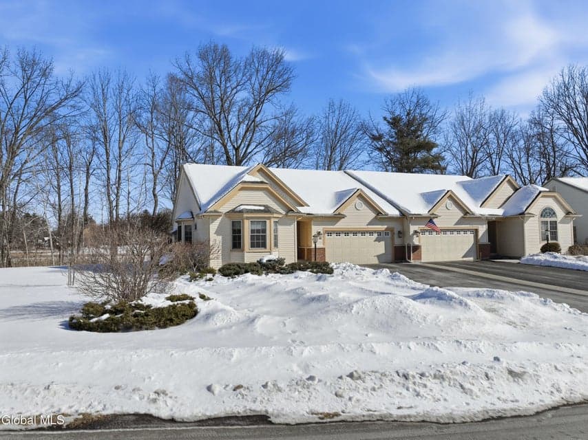 17 Camden Circle, Bethlehem, NY, photo 1