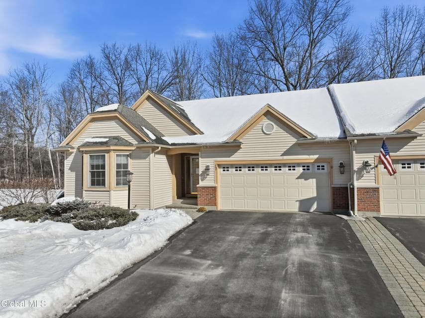 17 Camden Circle, Bethlehem, NY, photo 2