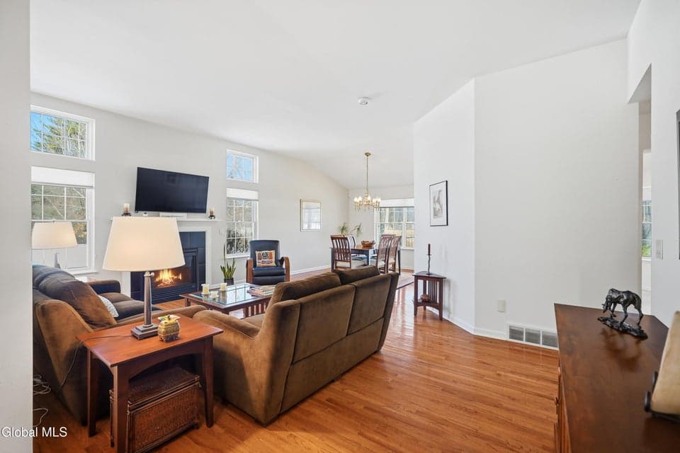 17 Camden Circle, Bethlehem, NY, photo 4