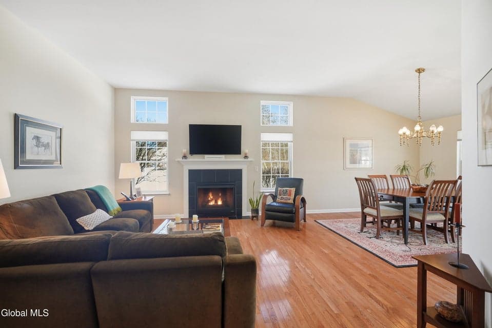 17 Camden Circle, Bethlehem, NY, photo 5