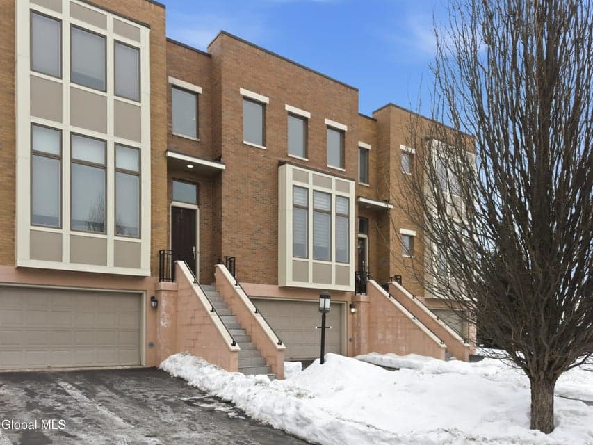 3 Bryn Mawr Court, Albany, NY, photo 2