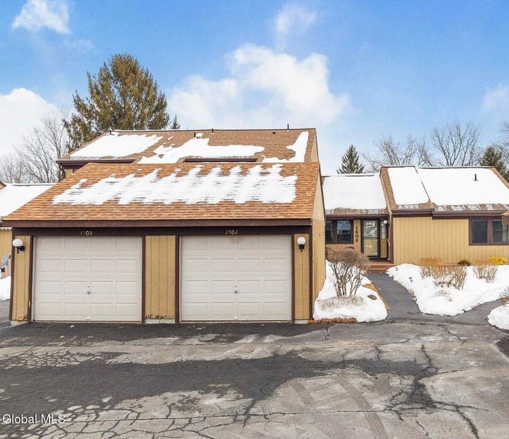 1502 Huntington Court, photo 1