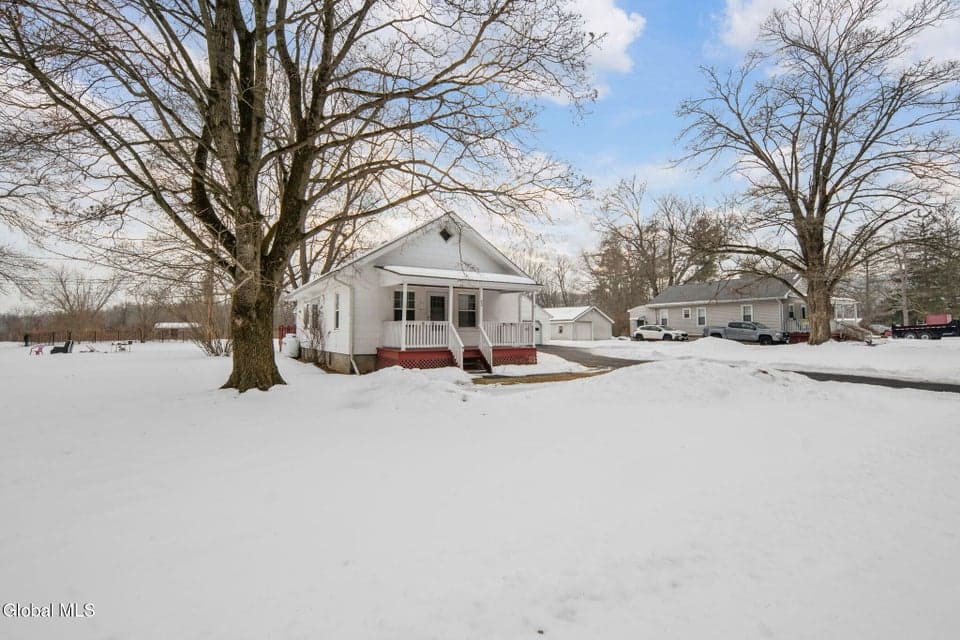 42 Currey Avenue, photo 1