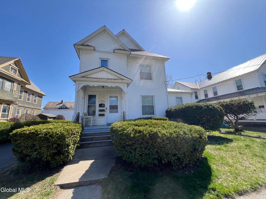 114 Oak Street, photo 1