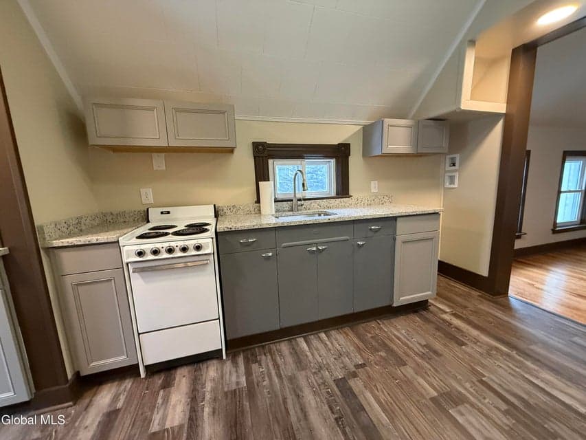 114 Oak Street, photo 4