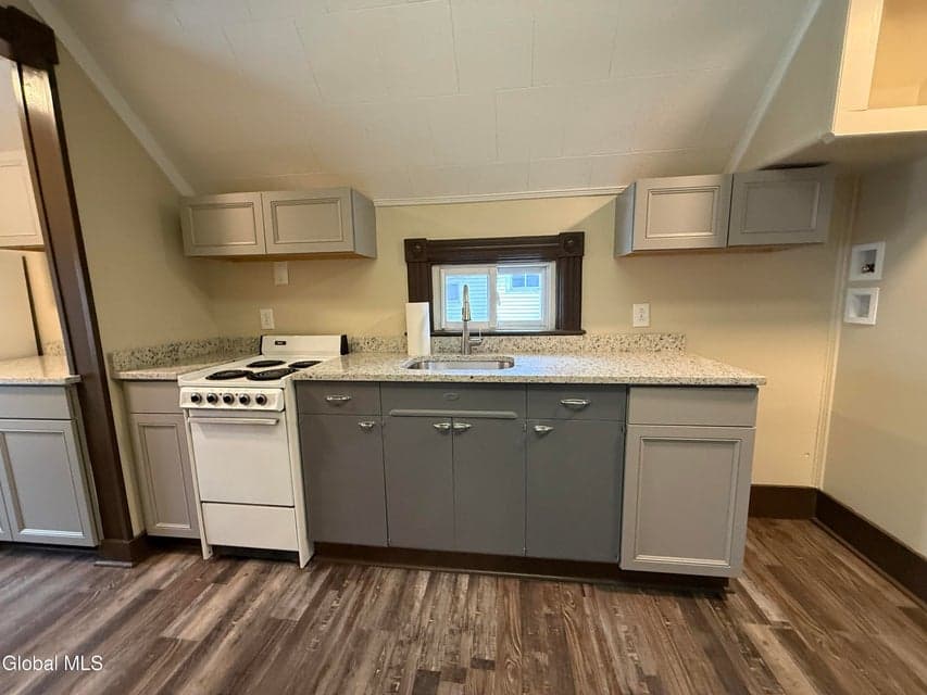 114 Oak Street, photo 3