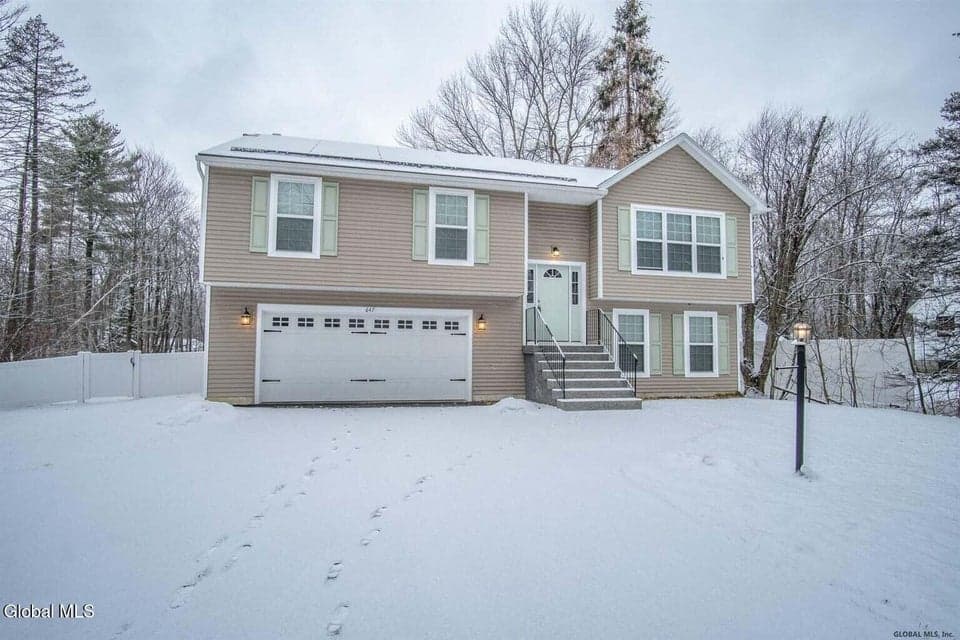 647 Pearse Road, photo 1