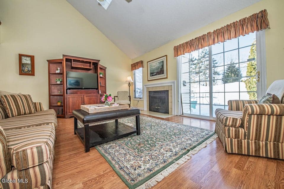 39 Constitution Drive, photo 4