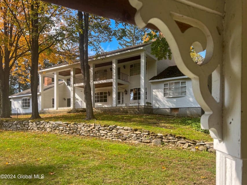 660 N Broadway, photo 5