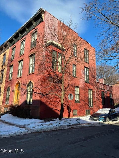 156 First Street, photo 3