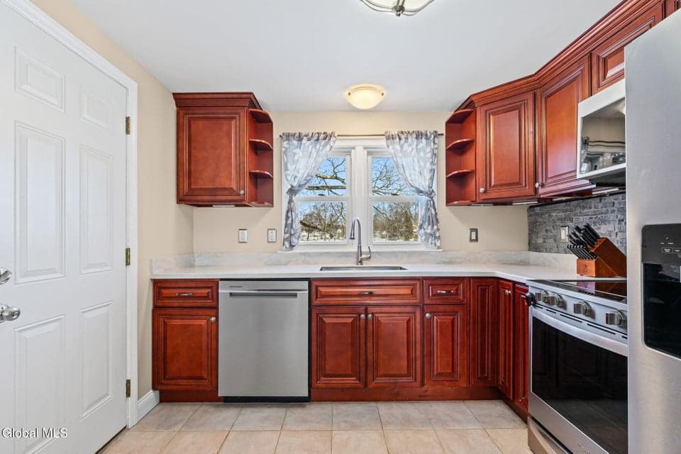 28 Rooney Avenue, Colonie, NY 12205, photo 3