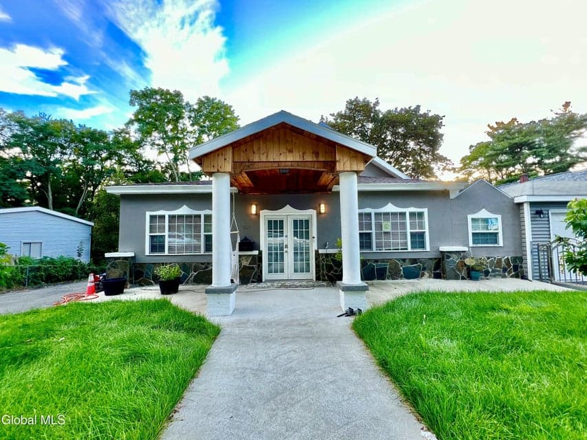 354 Olean Street, photo 2