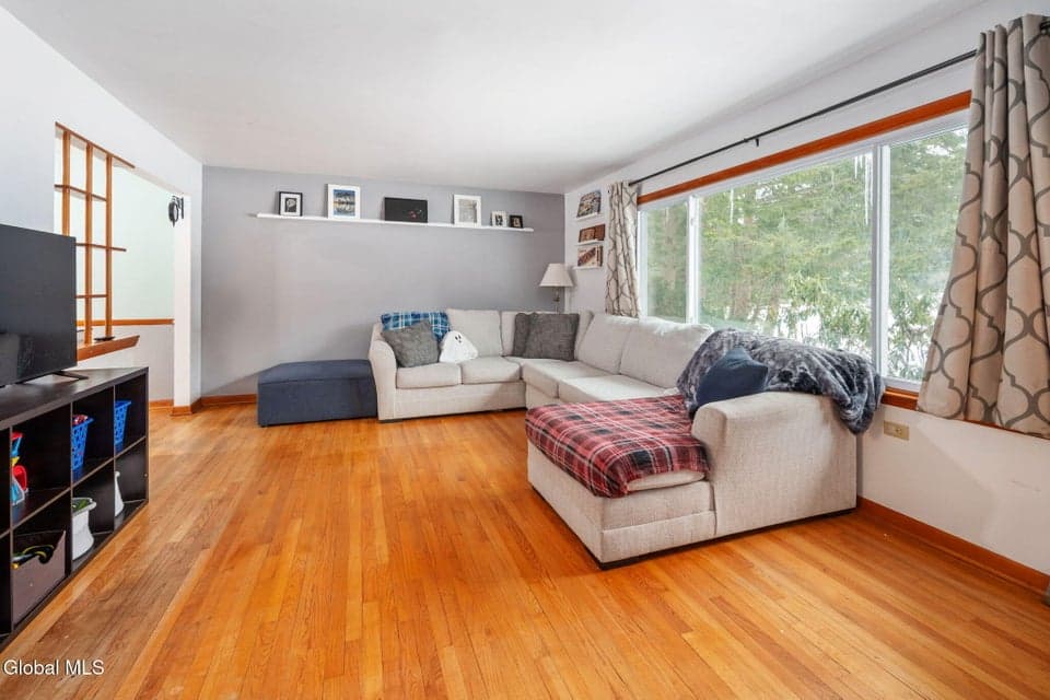 814 Greenwood Drive, photo 3