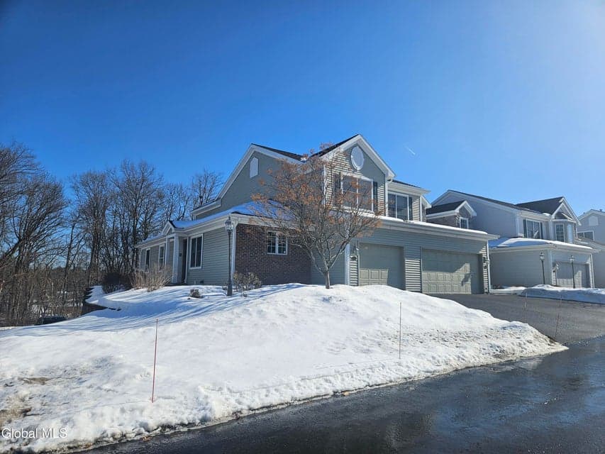 2370 E Nott Street, photo 1