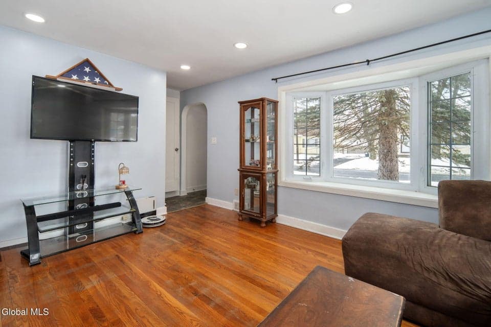 20 N Elmhurst Avenue, Colonie, NY, photo 3