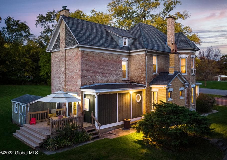 168 Locust Avenue, photo 2