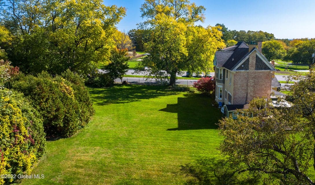 168 Locust Avenue, photo 3