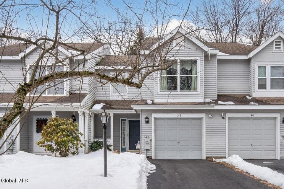 38 Stoney Creek Drive, photo 1
