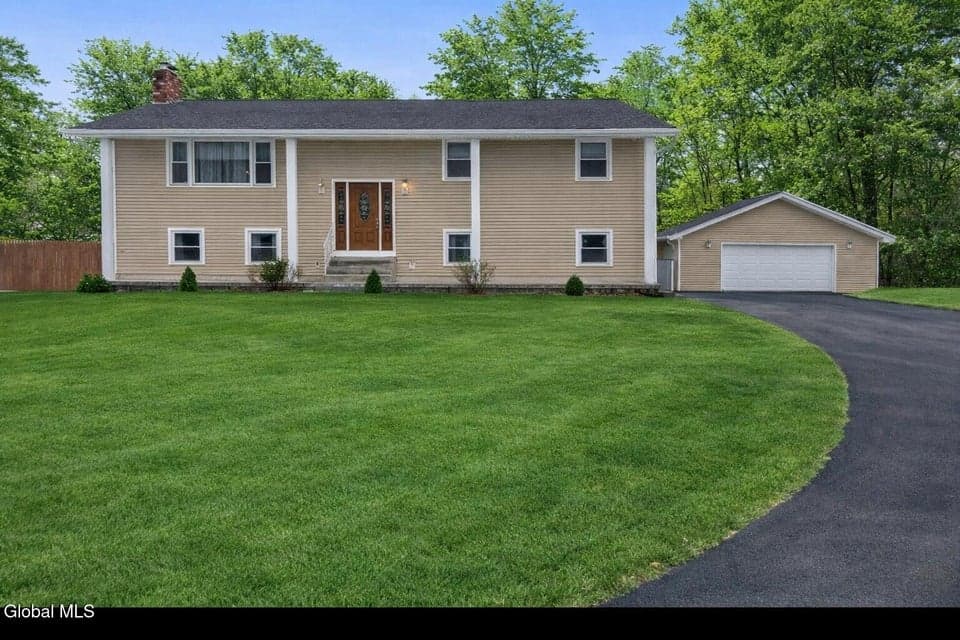 84 S Amherst Avenue, Colonie, NY, photo 1